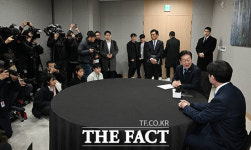 이재명 "민주당 더 크고 넓은 길 가야 한다"··· 김경수 "팬덤 정치 폐해 극복해야" [TF사진관]