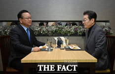 김부겸 만난 이재명 고견 겸허하게 듣고 나아갈 길 찾겠다 [TF사진관]