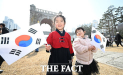 제106주년 3·1절 태극기 흔드는 아이들 [TF사진관]