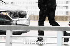 이례적인 3월의 눈…눈발에 가려진 번호판 [TF사진관]