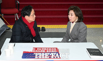 박수영 단식 농성장 찾은 나경원 의원 [TF사진관]