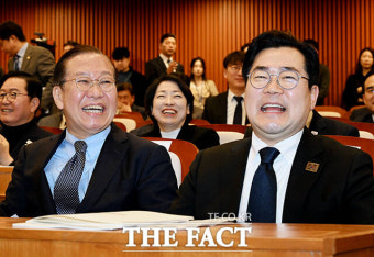 나란히 앉아 환한 미소 짓는 권영세와 박찬대 [TF사진관]