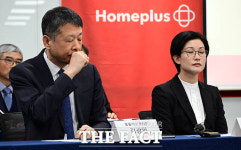 기자들 질문 받는 홈플러스 김광일 부회장과 조주연 대표 [포토]