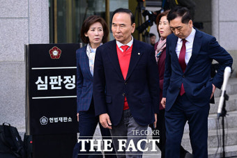 '한덕수 탄핵기각'에도 어두운 표정의 與 의원들 [TF사진관]