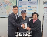 [포토] 대전 대덕구 송촌동 선비마을 4단지 아파트 경로당, 산불 피해 성금 기탁
