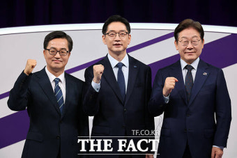 TV토론에서 파이팅 외치는 '김동연-김경수-이재명' [포토]