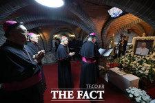 프란치스코 교황 조문하는 서울대교구 주교단 [TF사진관]