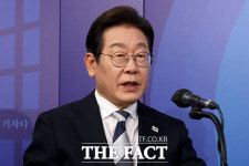 2차 경선 토론 나선 김경수·김동연·이재명 [TF사진관]