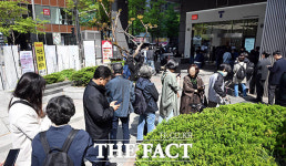 유심 교체 고객으로 가득한 SK텔레콤 대리점 앞 [포토]