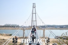 경기도, ‘여주 남한강 출렁다리’ 개통…동부지역 관광 산업 중심될 것