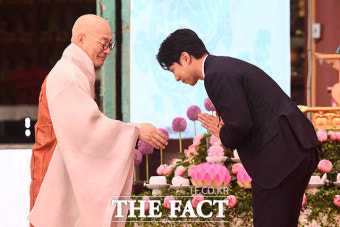 결혼 후 '불교 개종' 이승기, 2025 불자 대상 수상 [TF사진관]