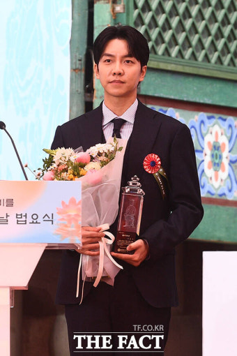 결혼 후 '불교 개종' 이승기, 2025 불자 대상 수상 [TF사진관]