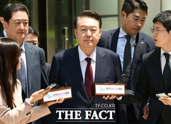 '내란 우두머리 혐의' 오전 공판 마친 윤석열 [TF사진관]