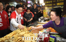 울산 남구신정시장 공략 시민들과 인사 나누는 김문수 [TF사진관]
