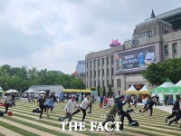 발걸음 멈추고 함께 건강해져요…세대 파괴 운동하는 서울광장