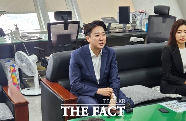 이준석 vs 김문수, 단일화 논쟁 속 한국 정치 환경 혼란 마비, 대선 승리의 열쇳값은?