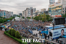 파란 물결로 뒤덮인 안산문화광장 [포토]
