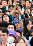 이재명 안양 유세 엄지 치켜든 지지자 [포토]