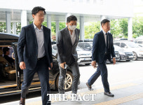 '자본시장법 위반' 혐의 공판 출석하는 카카오 김범수 [TF사진관]
