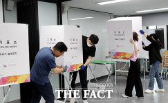 송파구 투표소 점검하는 마천2동주민센터 직원들 [TF사진관]