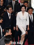 취임선서 위해 국회 들어서는 이재명 대통령-김혜경 여사 [TF사진관]