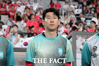 벤치에서 경기 시작하는 '캡틴' 손흥민 [포토]
