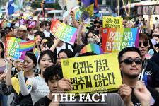 '우리는 결코 멈추지 않는다'...도심 물들인 '무지갯빛 퀴어축제' [TF사진관]