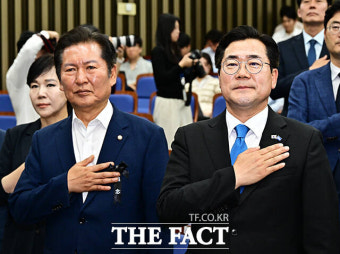 커플 신발 신고 손 꼭 잡은 민주당 당대표 후보 정청래와 박찬대 [TF사진관]