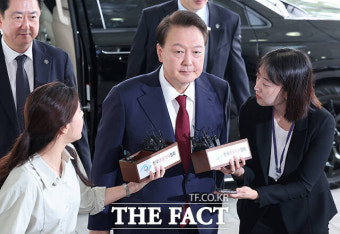 尹 피의자 신분으로 내란특검 출석... 질문엔 '묵묵부답' [TF사진관]