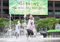 '서울 올해 첫 폭염주의보' 물놀이 즐기는 어린이들 [TF사진관]