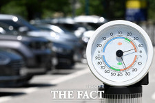 40도 훌쩍 폭염에 끓어오르는 야외주차장 [TF사진관]