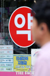 '민생회복 소비쿠폰 신청 시작'…지원금 사용 가능 알리는 매장들 [TF사진관]