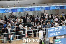 7말8초 여름휴가 시작…여행객으로 붐비는 인천공항 [TF사진관]