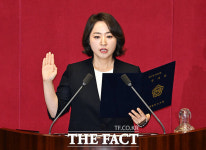 국회의원 선서하는 이주희 의원 [TF사진관]