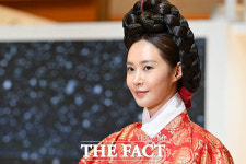 2025 한복상점…한복 패션 선보이는 정일우-유리 [TF사진관]