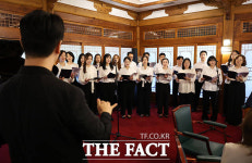 발달장애인 초청 행사서 공연하는 프라임 하모니 합창단 [포토]