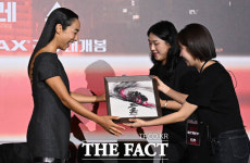 그레타 리, 깜짝 선물 받고 환한 미소 [TF사진관]