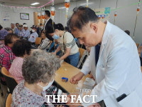 대전시노인복지관, 어르신에게 영양 수액 의료봉사와 예술 공연 활동