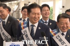[현장FACT] 정청래, 김밥 먹으랴 인사하랴... 빵 터진 與 귀성 인사 현장 (영상)