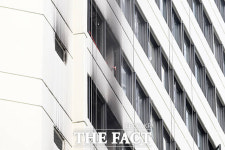 서울광장 인근 센터빌딩서 화재...40여분 만 초진 [TF사진관]