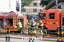 서울광장 인근 센터빌딩서 화재...40여분 만 초진 [TF사진관]