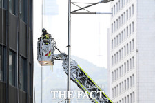 서울광장 인근 센터빌딩서 화재...40여분 만 초진 [TF사진관]