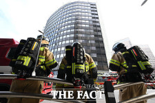 서울광장 인근 센터빌딩서 화재...40여분 만 초진 [TF사진관]