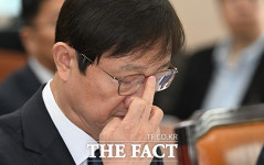 안경 고쳐쓰는 이찬진 금감원장 [포토]