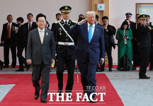 무궁화 대훈장+천마총 금관 모형...경주에서 선물 받는 트럼프 [TF사진관]