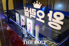 [포토 르포] 이태원 참사 3주기에 추모객 발길…옆 오락실선 쾅쾅 소음