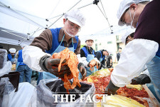 취약 계층 위해 김장김치 나눔 봉사하는 행복공감봉사단 [TF사진관]