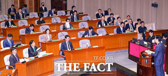무주택 국무위원 손 들어주세요 조정훈, DSR 40% 규제에 이율배반적 [TF사진관]