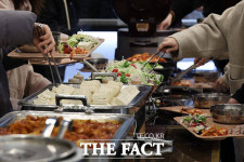 천원의 아침밥 식당 찾아 대학생들과 대화하는 김민석 국무총리 [TF사진관]