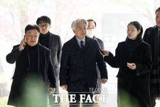 '불법 정치자금 수수' 노웅래 전 의원...선고 공판 출석 [TF사진관]